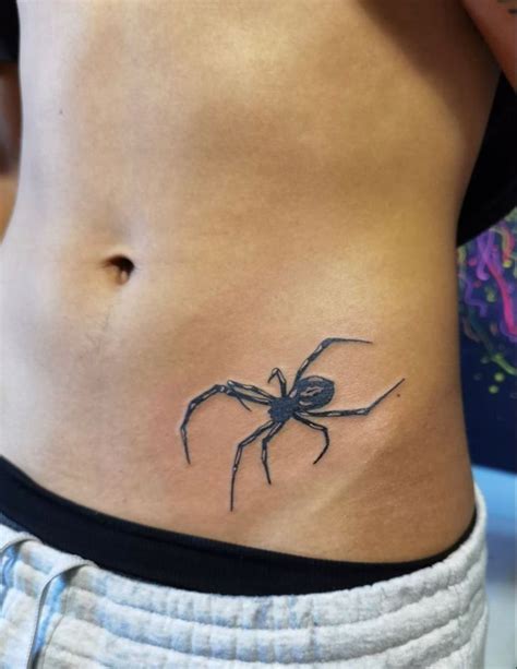 araña tatuaje|Tatuaje de araña pequeña en el abdomen: significado。